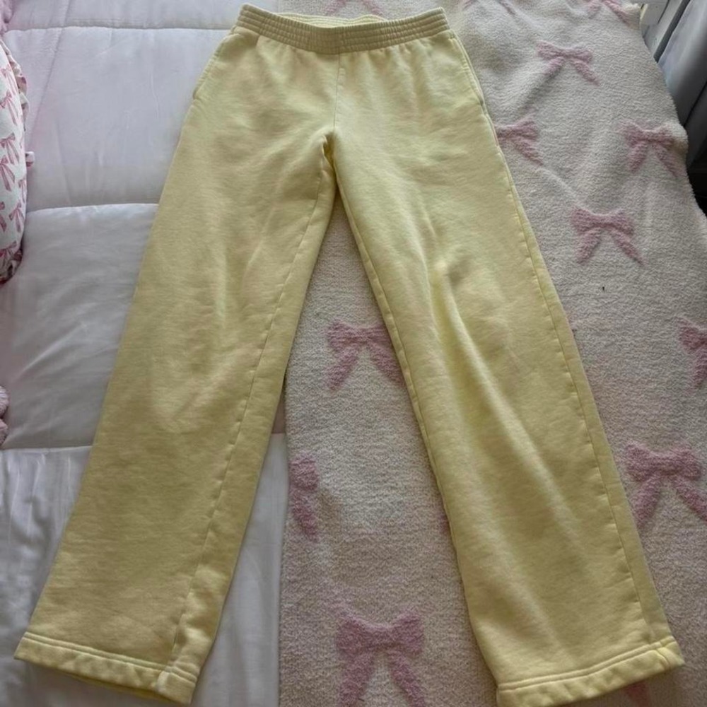 butter yellow Aritzia sweatpants - Picture 5 of 8